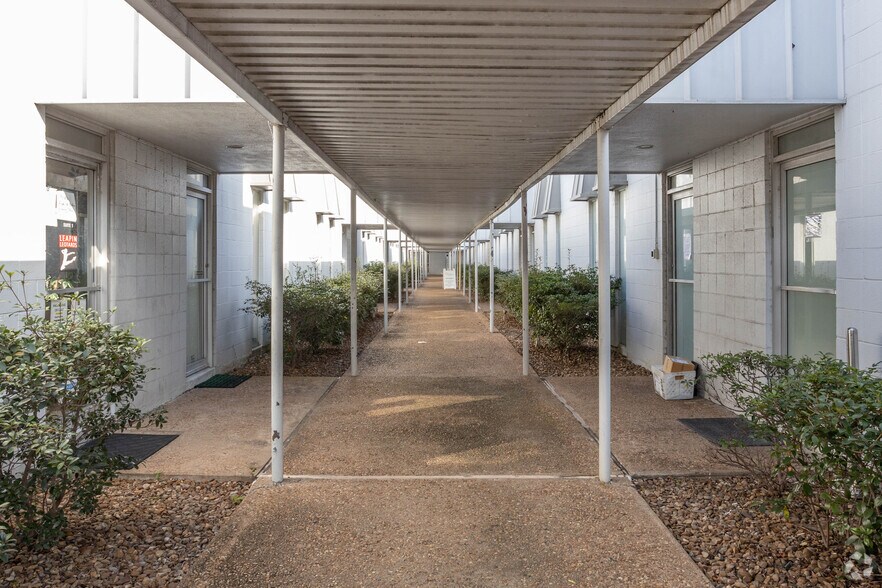 More Photos Of 5320 Gulfton St, Houston Light Distribution For Lease