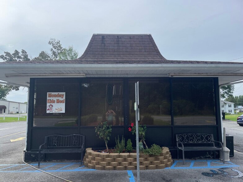 More Photos Of 6891 S Highland Blvd, Grifton Restaurant For Sale