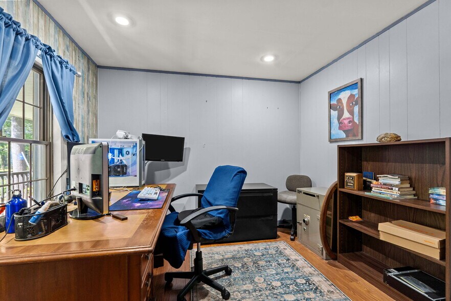 More Photos Of 25 Beacon St, Amesbury Showroom For Sale