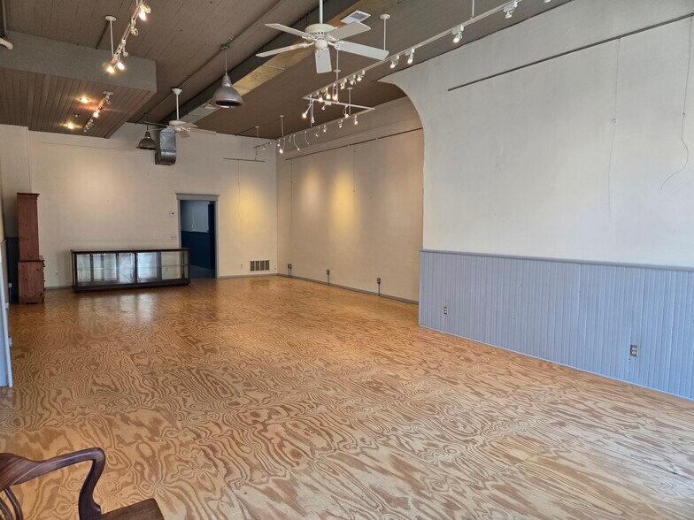 More Photos Of 522 W Water St, Princeton Storefront Retail Residential For Lease