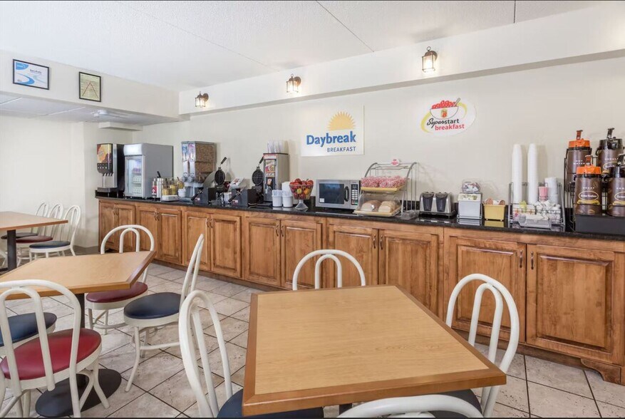 More Photos Of 1389 N Saint Augustine Rd, Valdosta Hotel For Sale