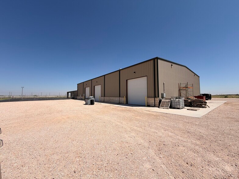 More Photos Of 609 I-20, Pecos Manufacturing For Lease