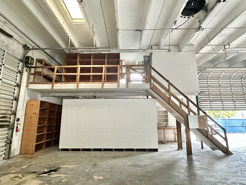 More Photos Of 5751 Dawson St, Hollywood Warehouse For Lease