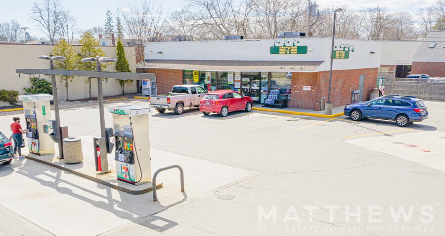 More Photos Of 152 Maine St, Brunswick Convenience Store For Lease