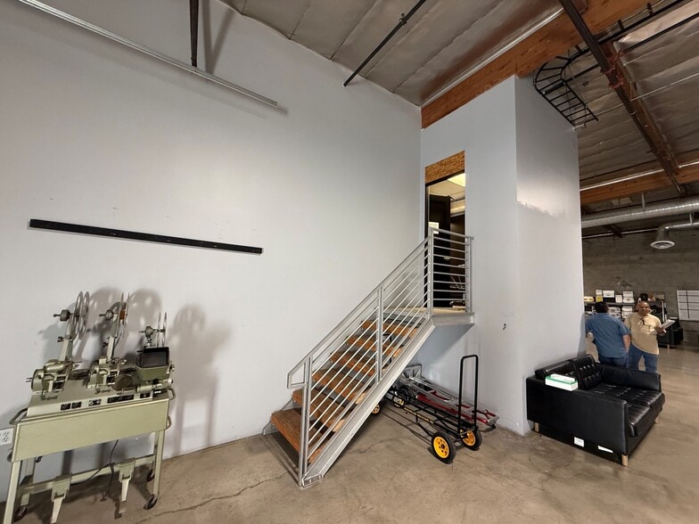 More Photos Of 620-624 N Victory Blvd, Burbank Warehouse For Lease