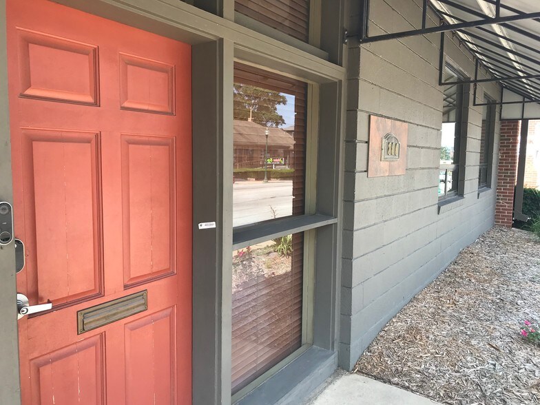 More Photos Of 800 Westport Rd, Kansas City Office Residential For Sale