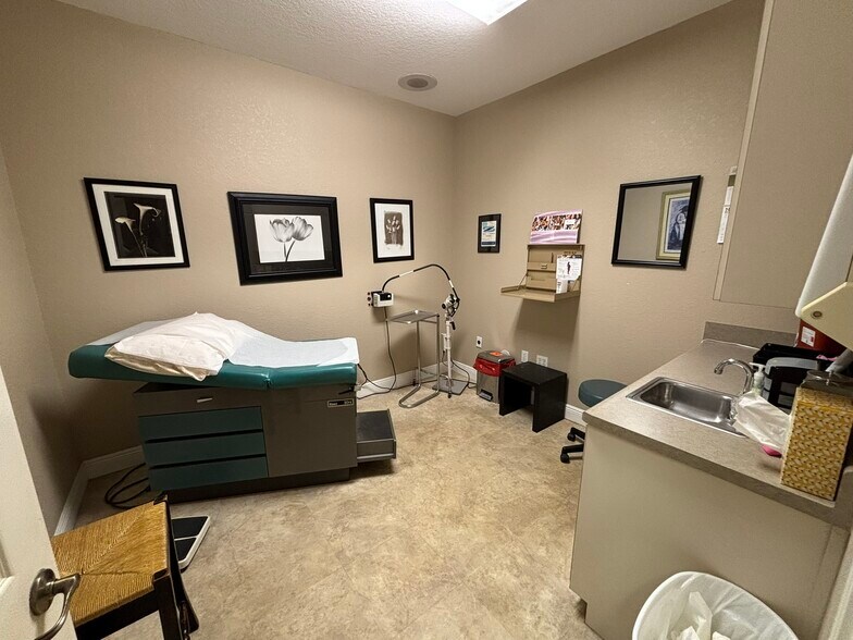 More Photos Of 7005-7011 Nightwalker Rd, Brooksville Medical For Lease