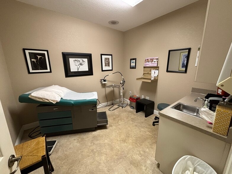 More Photos Of 7005-7011 Nightwalker Rd, Brooksville Medical For Lease