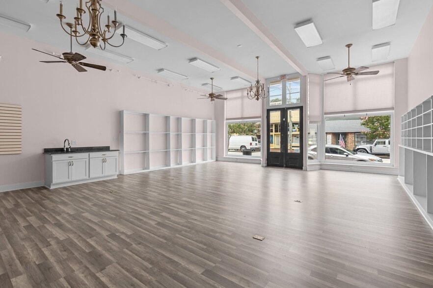 More Photos Of 132 S Main St, Warrenton Storefront For Sale