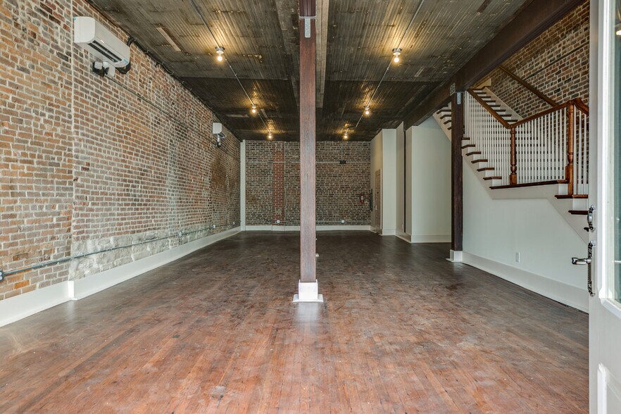 More Photos Of 803 S Main St, Columbia Storefront Retail Office For Lease
