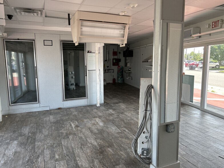 More Photos Of 4451 Austin Blvd, Island Park General Retail For Sale