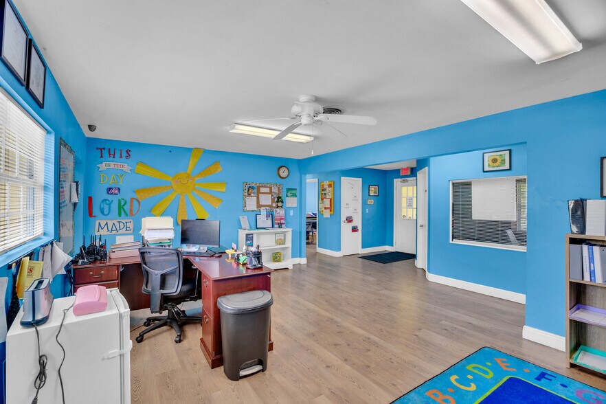 More Photos Of 1285 6th Ave, Vero Beach General Retail For Sale