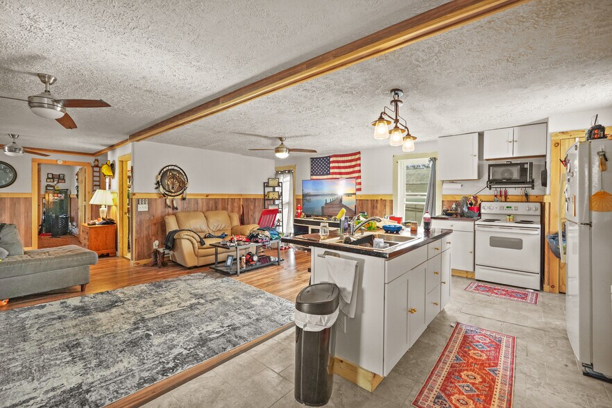 More Photos Of 401 N Main St, Polk General Retail For Sale