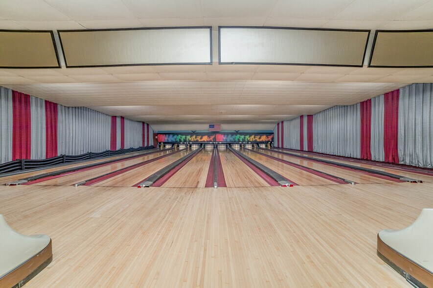 More Photos Of 1104 N Saginaw St, Saint Charles Bowling Alley For Sale