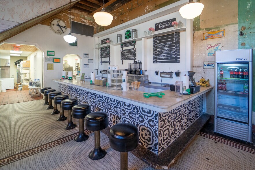 More Photos Of 102 S Main St, Victoria Storefront For Sale