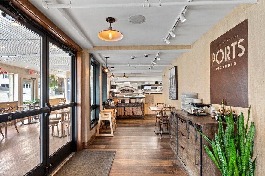More Photos Of 28 Union St, Boothbay Harbor Restaurant For Sale