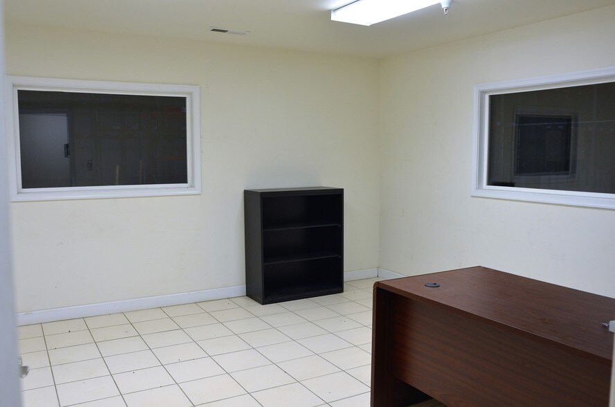 More Photos Of 16517 Bull Church Rd, Woodford Warehouse For Lease