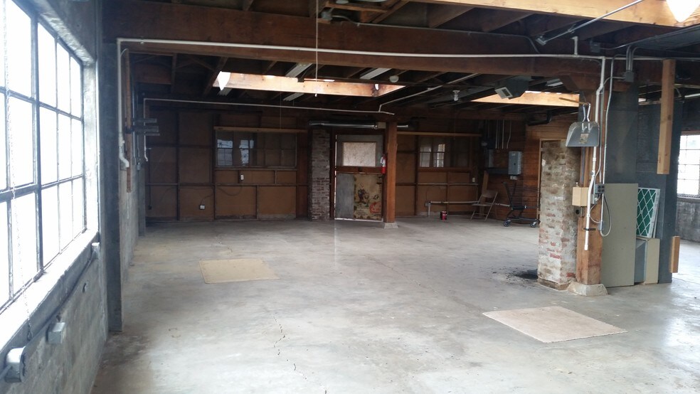 More Photos Of 5744 E Burnside St, Portland Flex For Sale