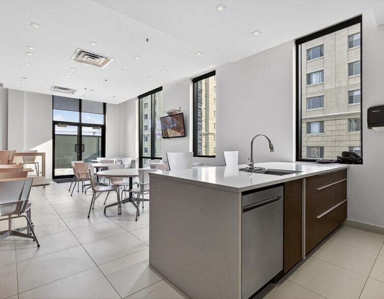 More Photos Of 1428-1432 Boul Saint-Martin O, Laval Office For Sale