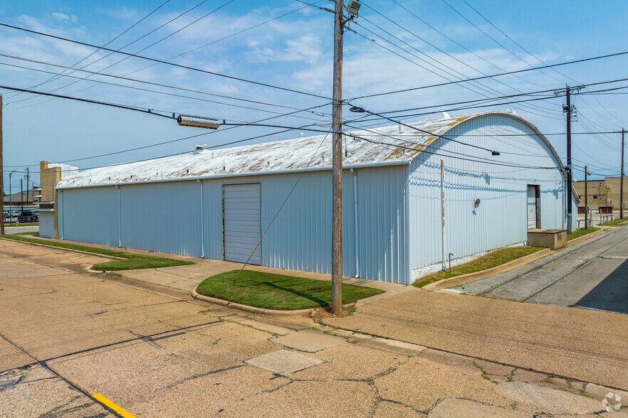 More Photos Of 1301 Lamar St, Wichita Falls Light Manufacturing For Lease