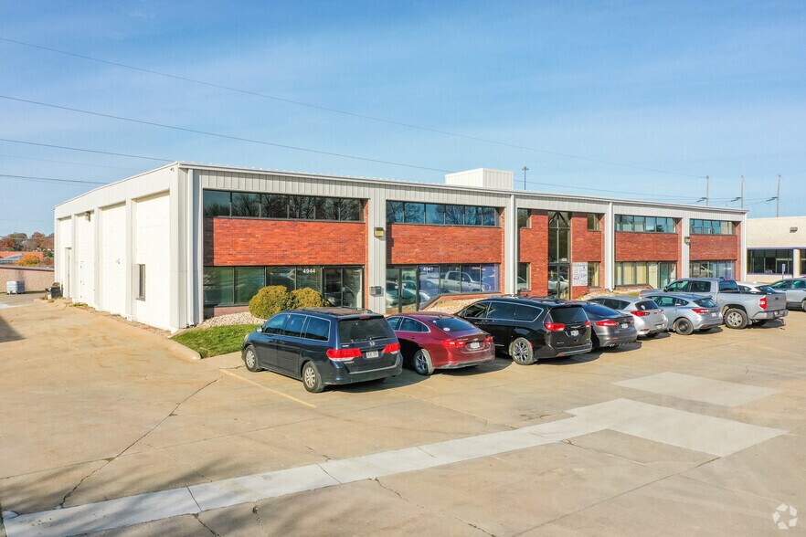 Primary Photo Of 4928-4944 S 114th St, Omaha Loft Creative Space For Lease