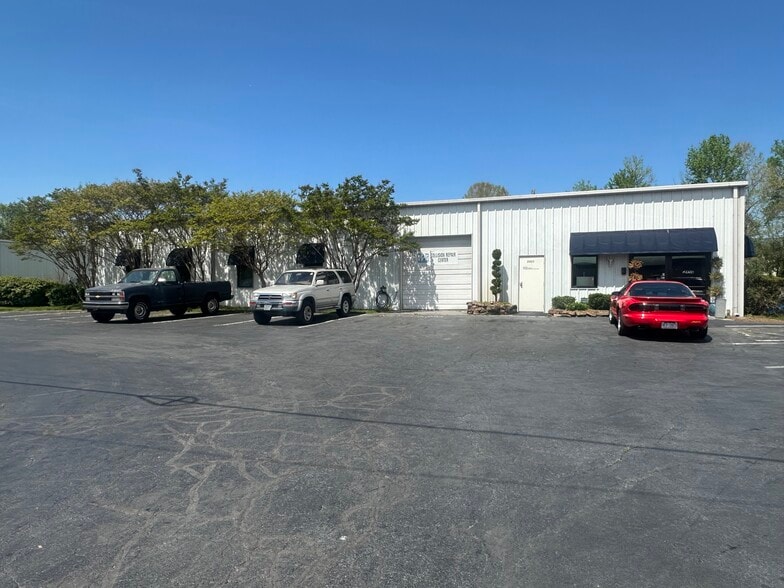Primary Photo Of 2421 Spaugh Industrial Dr, Winston-Salem Auto Repair For Lease