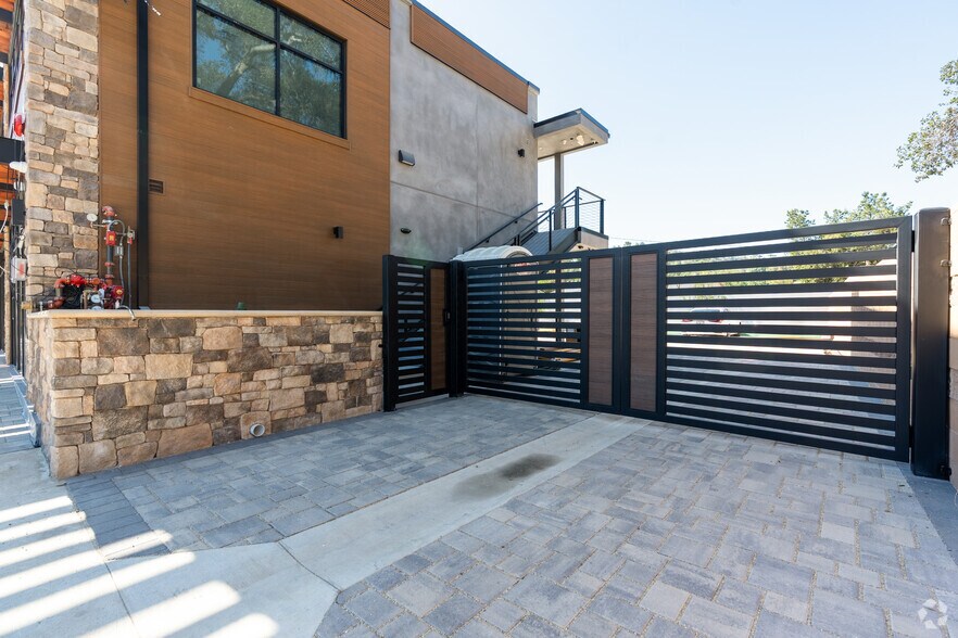 More Photos Of 9668 Sunland Blvd, Shadow Hills Medical For Lease