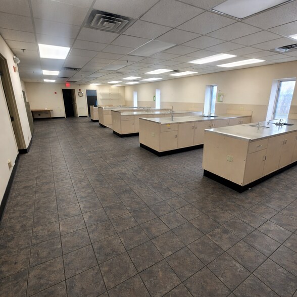 More Photos Of 47 Slade St, Fall River Showroom For Lease