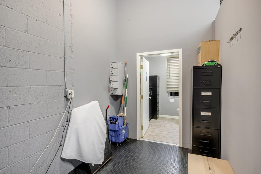 More Photos Of 3210 N San Fernando Blvd, Burbank Warehouse For Sale