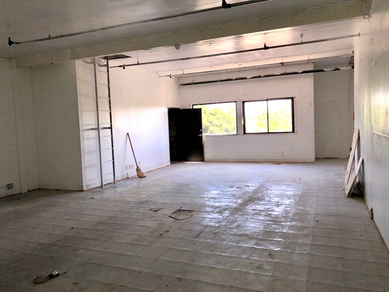 More Photos Of 911 W C St, Wilmington Warehouse For Lease