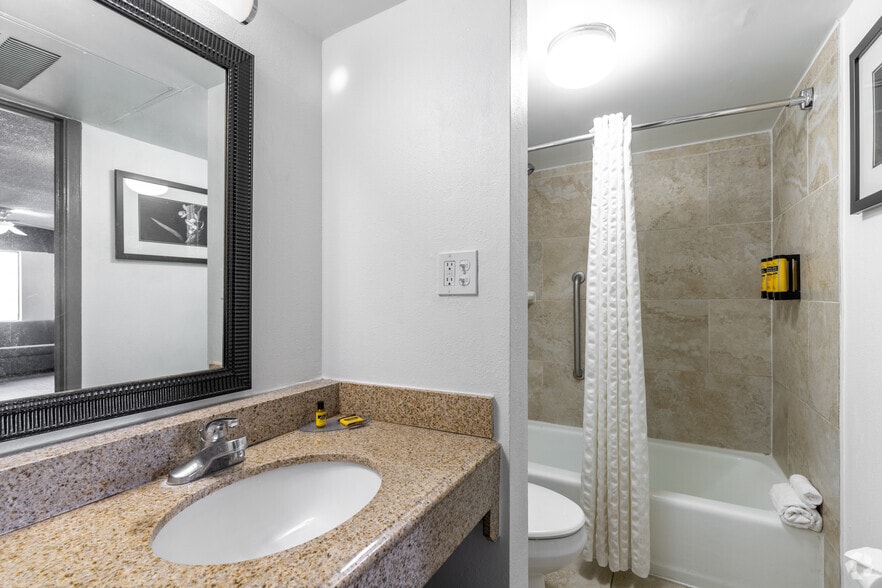 More Photos Of 6655 Gateway Blvd W, El Paso Hotel For Sale