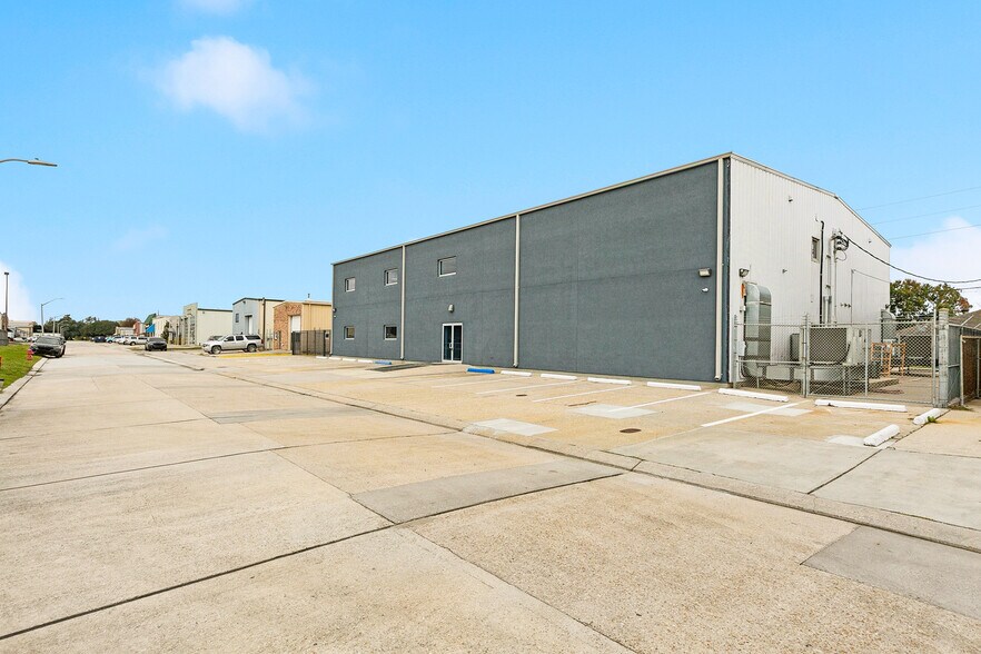 More Photos Of 8411 Parc Pl, Chalmette Office For Sale