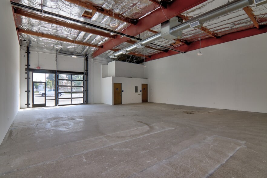 More Photos Of 3860 E Main St, Ventura Freestanding For Lease