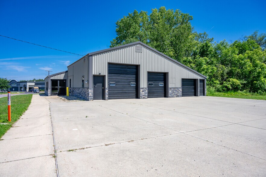 Primary Photo Of 190 Prospect Ave, Mauston Auto Repair For Sale