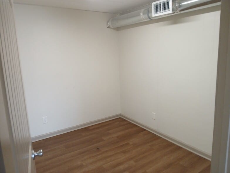 More Photos Of 1718 Creighton Ave SE, Decatur Flex For Sale