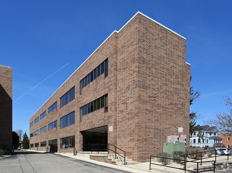 Primary Photo Of 600 S Washington St, Naperville Medical For Lease
