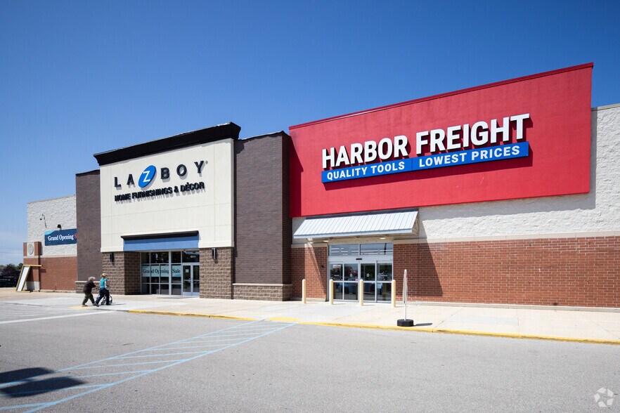 More Photos Of 7450 Green Bay Rd, Kenosha Freestanding For Lease