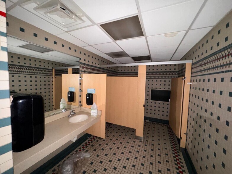 More Photos Of 2439 E Sharon Rd, Cincinnati Restaurant For Sale