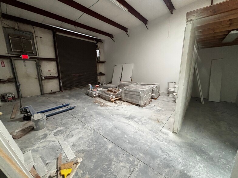 More Photos Of 1715 Independence Blvd, Sarasota Light Distribution For Lease