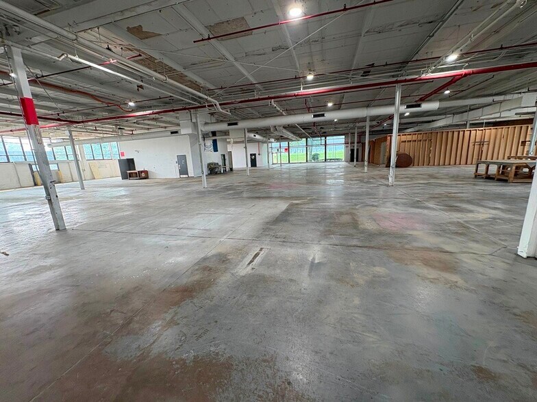 More Photos Of 4242 W Bryn Mawr Ave, Chicago Manufacturing For Lease