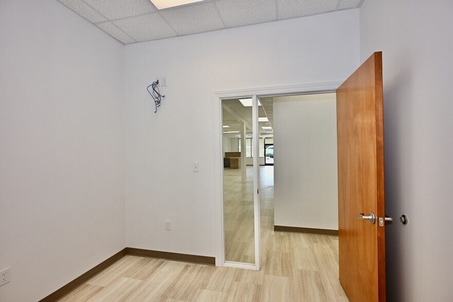More Photos Of 418-428 Marlyn Ln, Alcoa Storefront Retail Office For Lease