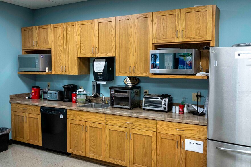 More Photos Of 1941 SW 6th St, Lincoln Warehouse For Sale