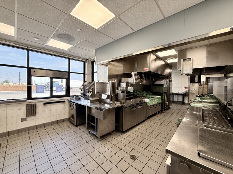 More Photos Of 2171 E Slaton Rd, Lubbock Service Station For Lease