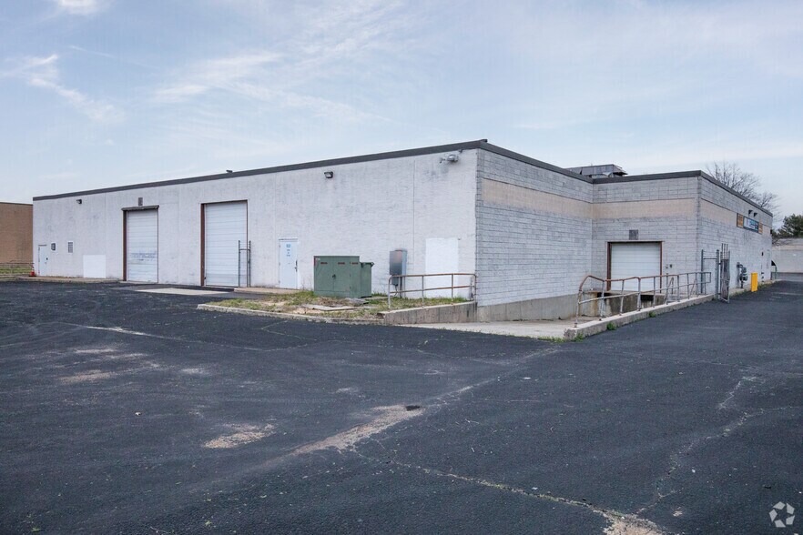 More Photos Of 70 Air Park Dr, Ronkonkoma Manufacturing For Lease