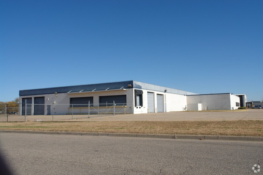 More Photos Of 2118 W Harry St, Wichita Warehouse For Lease