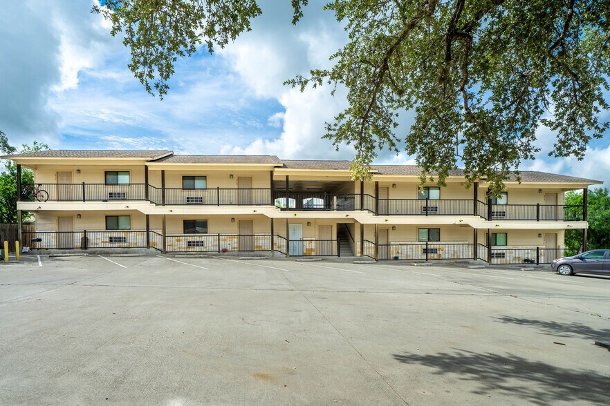 More Photos Of 1609 N Hill St, Three Rivers Apartments For Sale