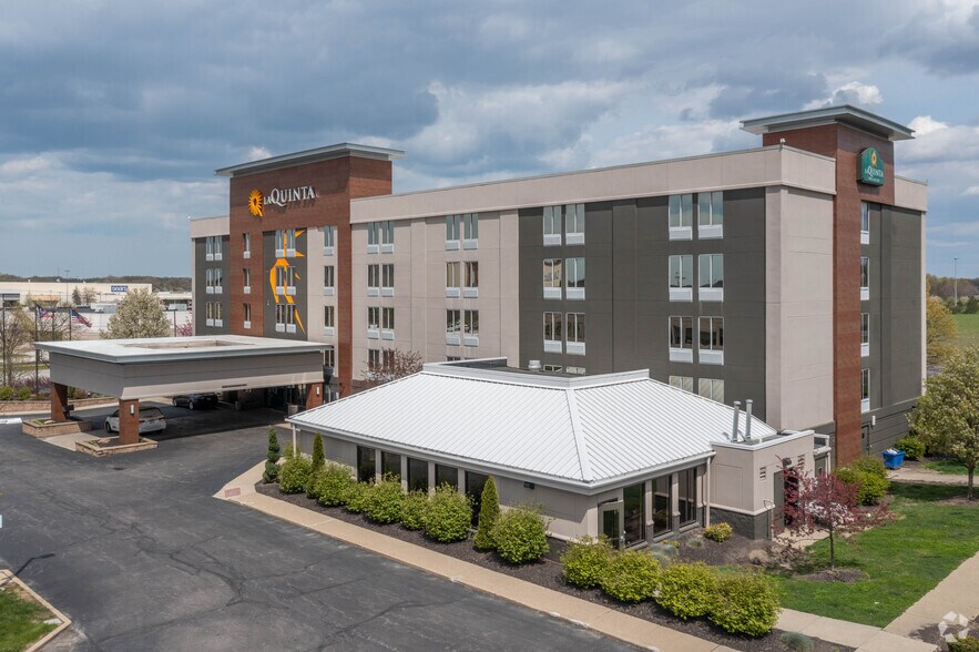 More Photos Of 25105 Country Club Blvd, North Olmsted Hotel For Sale