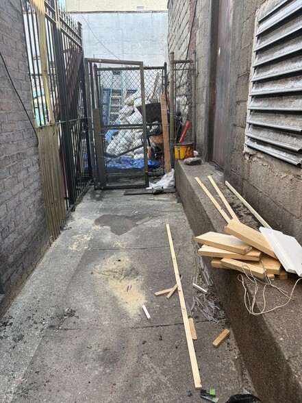 More Photos Of 98 Vreeland St, Staten Island Storefront Retail Residential For Lease