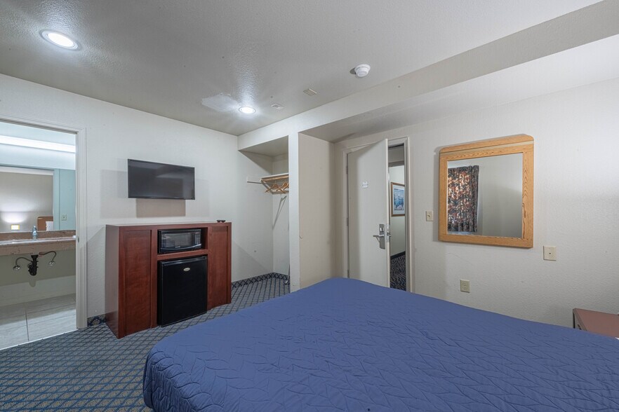 More Photos Of 6 S Wood St, Salinas Hotel For Sale