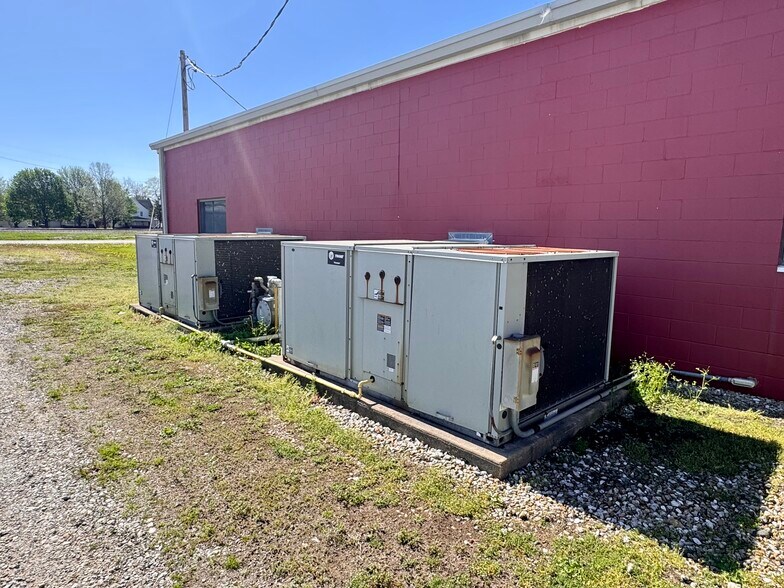 More Photos Of 205 W Main St, Bushnell Industrial For Sale